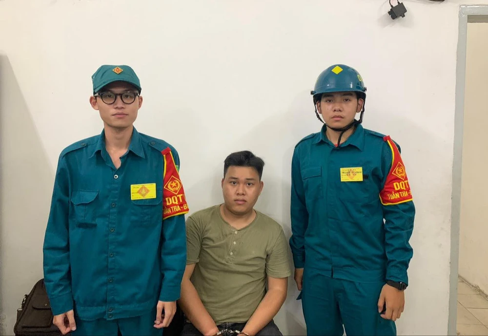 Nam thanh niên cướp giật điện thoại bị tổ dân quân phối hợp cùng công an truy đuổi, khống chế. Ảnh: HT