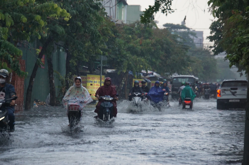 Trên đường Phạm Văn Chiêu (quận Gò Vấp) ngập lênh láng, việc lưu chuyển của các xe máy gặp không ít khó khăn.