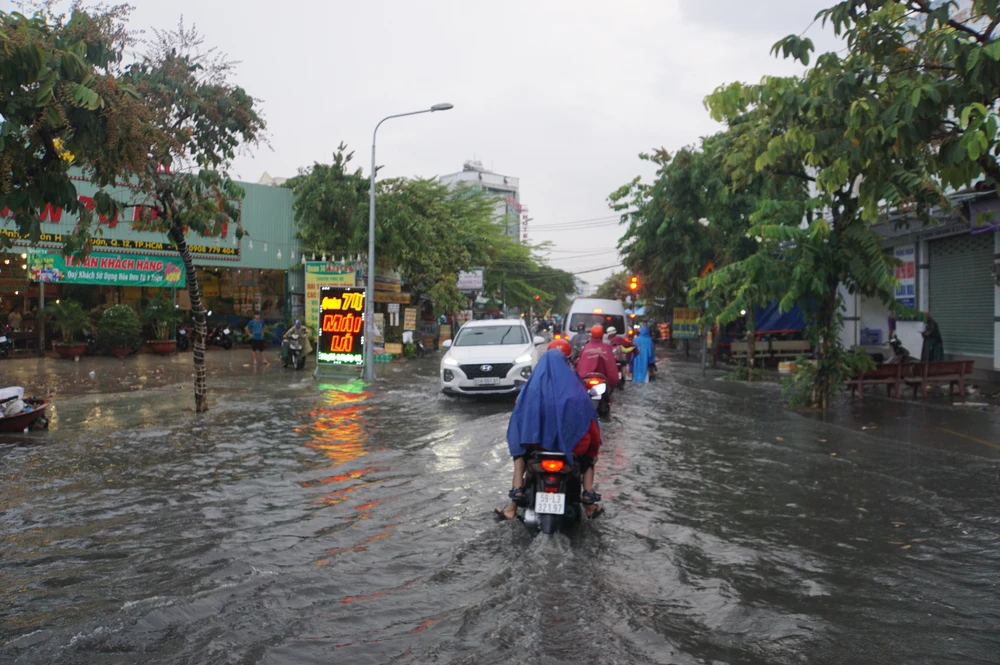 Trận mưa lớn đầu mùa khiến cho không khí ở TP.HCM mát mẻ hẳn nhưng cũng gây ngập, đánh dấu một mùa mưa đã quay lại ở phía Nam.