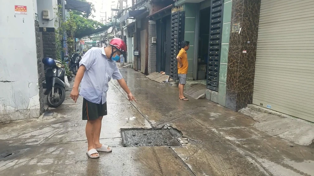 Theo người dân, trên đoạn đường có nhiều hố ga trũng xuống tiềm ẩn nguy cơ tai nạn. Ảnh: HT