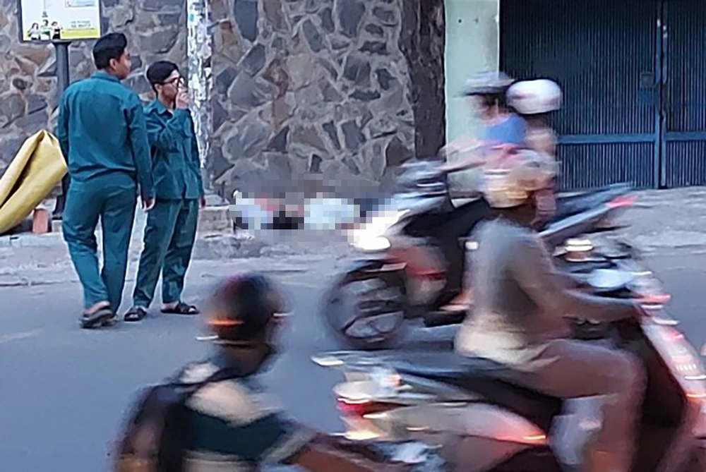 Người đàn ông gục chết bất thường ở trên vỉa hè