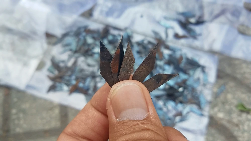 Đinh nhọn xuất hiện nhiều trên Quốc lộ 1 đoạn qua địa bàn quận Bình Tân, TP.HCM. Ảnh: HT