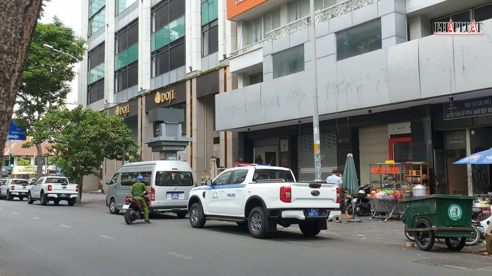 Đến trưa cùng ngày, việc kiểm tra vẫn tiếp tục được triển khai. Ảnh: NT