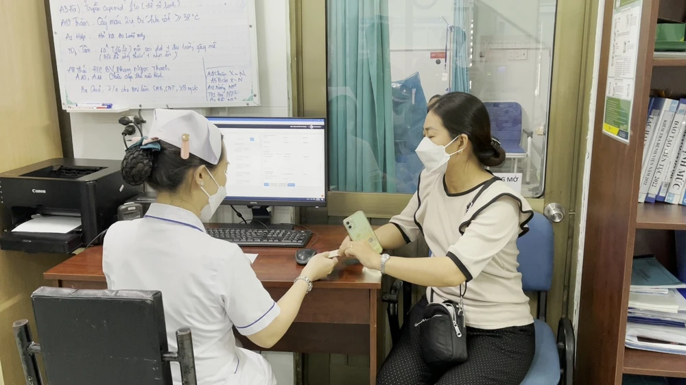 Việc quét mã để khai báo lưu trú qua phần mềm được triển khai thí điểm ở TP.HCM từ ngày 7-4. Ảnh: NT