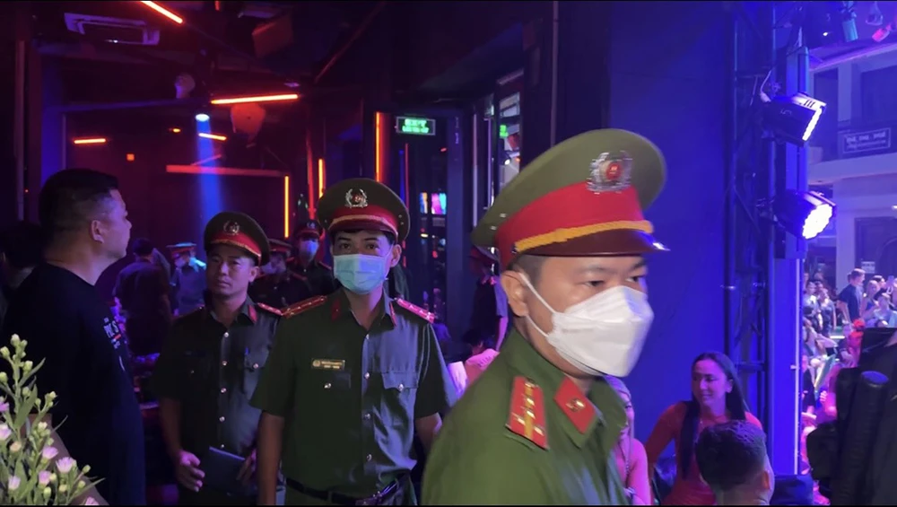 Theo Công an TP.HCM, có khoảng 100 cán bộ, chiến sĩ được huy động trong lần kiểm tra này. Ảnh: CA