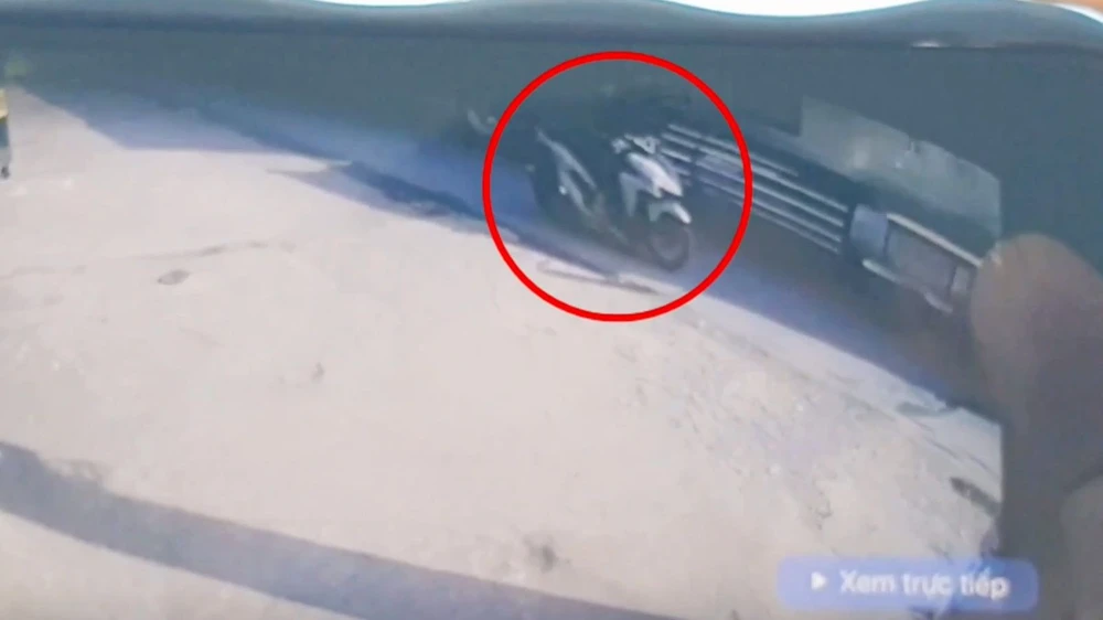 Nam thanh niên lưu thông trên đường Tỉnh lộ 8, đoạn qua xã Hòa Phú, huyện Củ Chi thì gặp tai nạn. Ảnh cắt từ clip