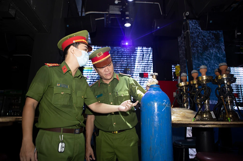 Công an TP.HCM kiểm tra hai quán bia club trên đường Bùi Viện, quận 1. Ảnh: CA