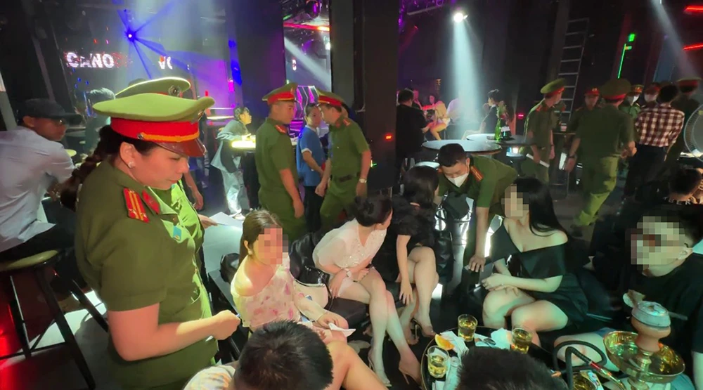 Công an sàng lọc, đưa 8 người về trụ sở để kiểm tra sau đó. Ảnh: CA