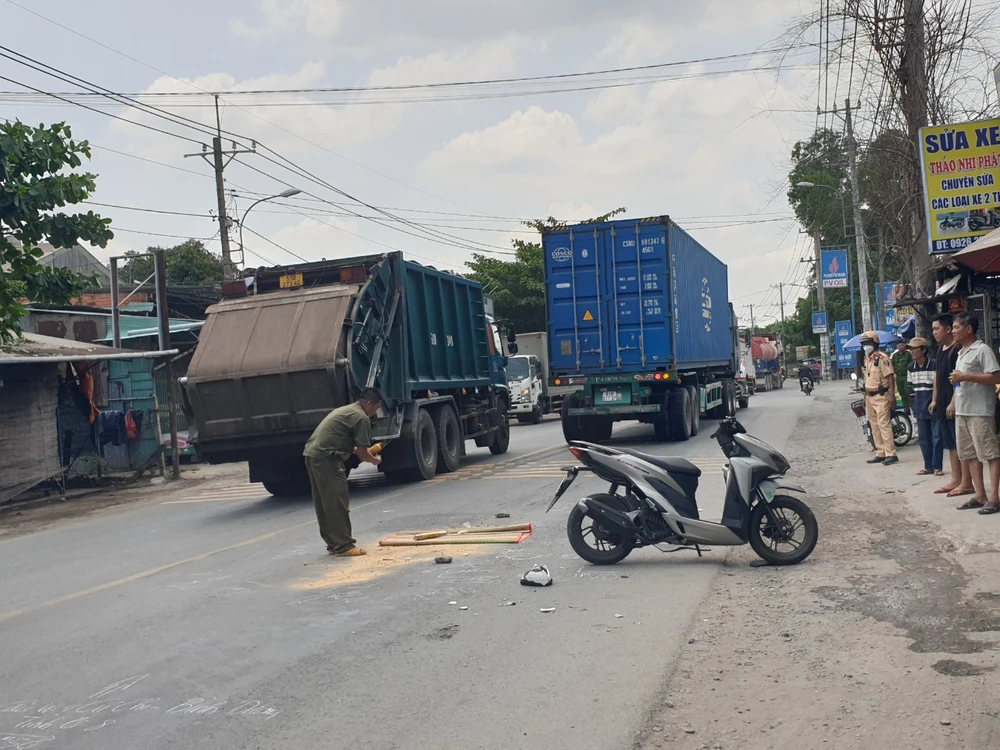Lực lượng chức năng sau đó khám nghiệm hiện trường, trích xuất hình ảnh từ các camera an ninh để điều tra. Ảnh: HT