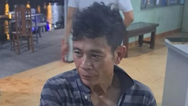 Tỏa đang trên đường bỏ chạy thì bị công an truy đuổi, cùng người dân khống chế. Ảnh: CA Trộm xe đang bỏ chạy thì bị công an truy bắt