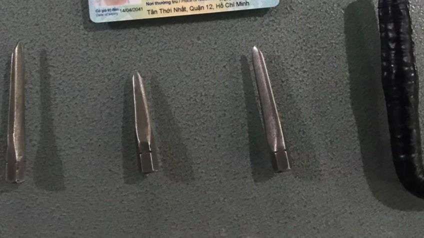 Khám xét người Toản, công an phát hiện nhiều dụng cụ thường được sử dụng để phá khóa xe máy. Ảnh: CA Trộm xe đang bỏ chạy thì bị công an truy bắt