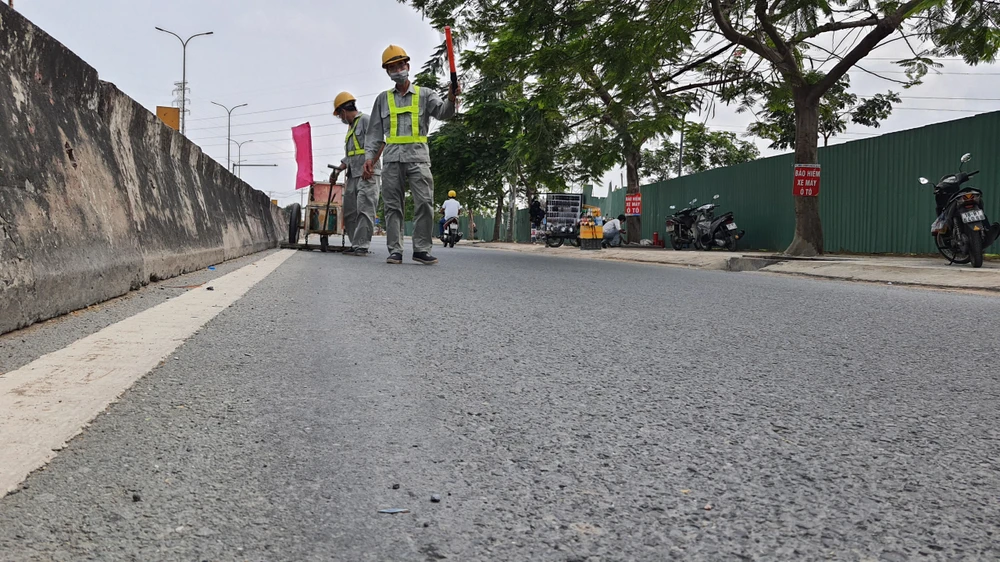 Các mảnh đinh nằm rải rác trên mặt đường rất khó phát hiện. Ảnh: HT