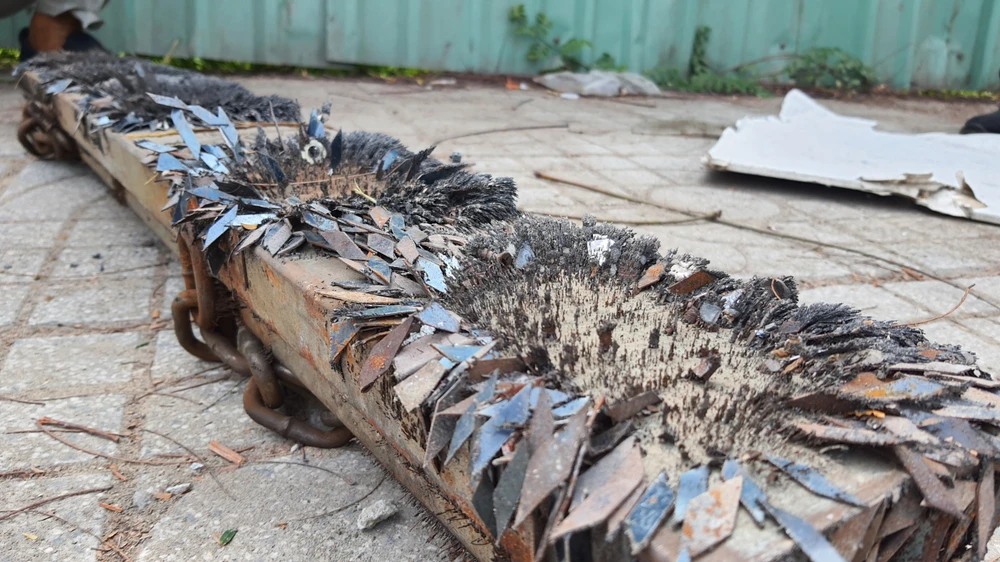 Sau ít phút, các công nhân đã hút được 500 mảnh đinh sắc nhọn