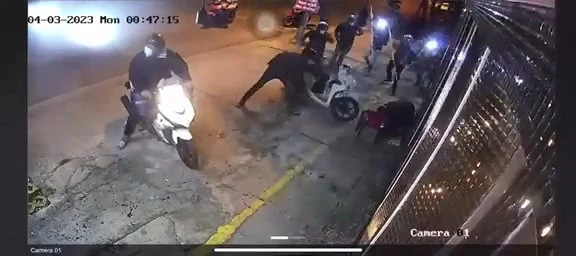 Nhóm thanh niên cầm chĩa tấn công nhóm anh L khiến khu vực náo loạn. Ảnh cắt từ clip