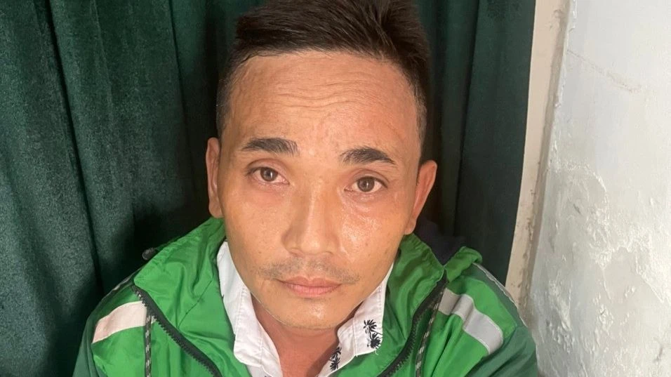 Sau khi cướp giật dây chuyền của cụ bà, Phương nhanh chóng bị công an bắt