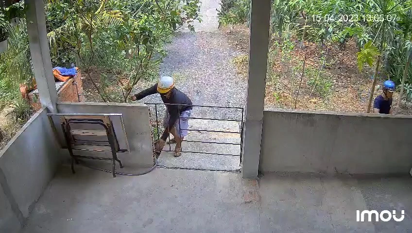 Hai thanh niên đột nhập vào nhà dân trên địa bàn xã Nhị Bình, huyện Hóc Môn lấy trộm tài sản