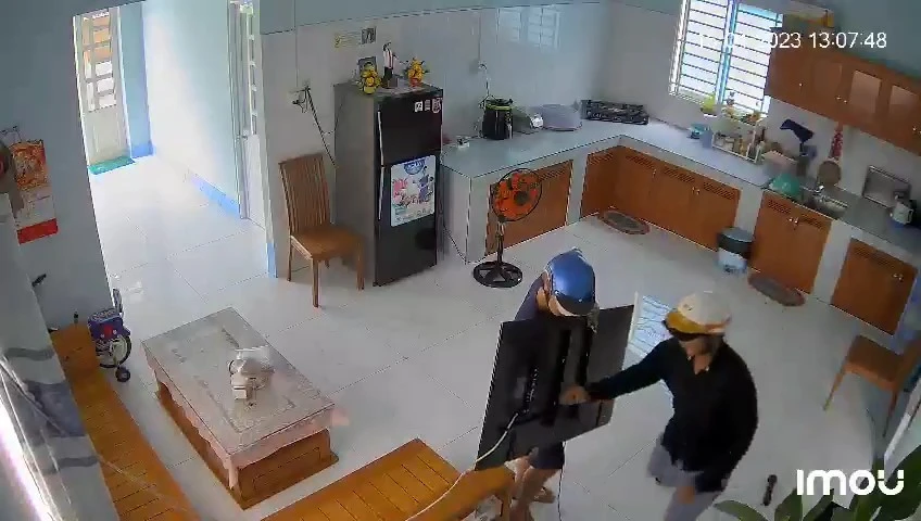 Hai người này tháo tivi trong nhà người dân rồi tẩu thoát bằng lối cửa chính