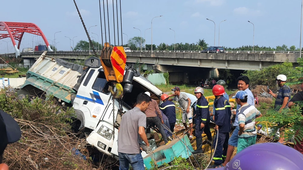 Lực lượng cảnh sát PCCC&amp;CNCH nhanh chóng tới hiện trường giải cứu nạn nhân. Ảnh: HT