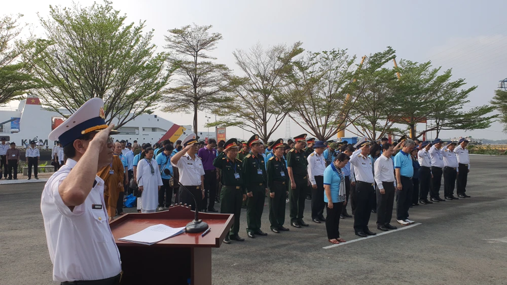 Đoàn công tác đã tổ chức Lễ tưởng niệm các anh hùng liệt sĩ Đoàn tàu không số tại Lữ đoàn 125 trước khi xuất phát