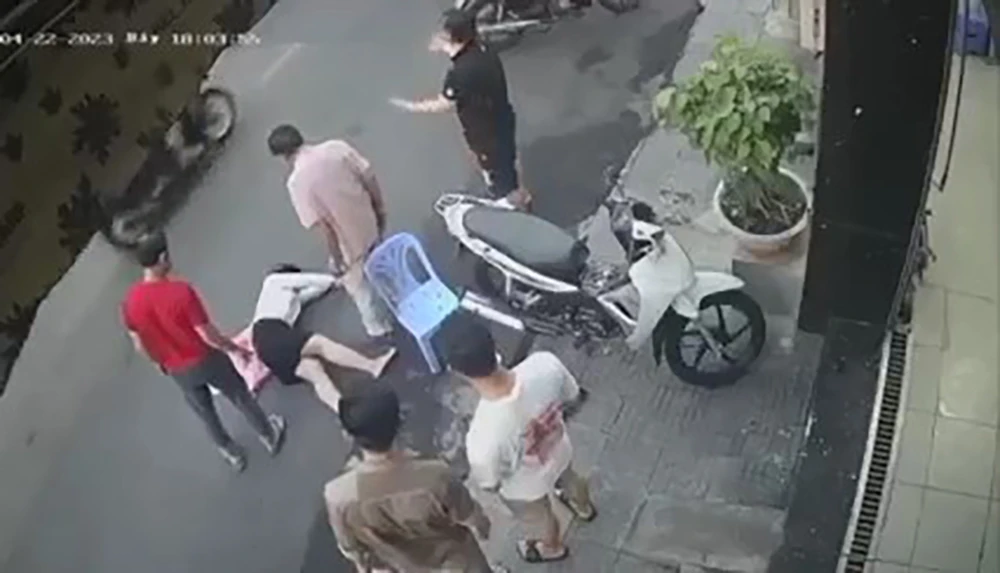 Trước đó, cả hai cướp giật túi xách khiến chị N té ngã, trượt dài trên đường. Ảnh cắt từ clip