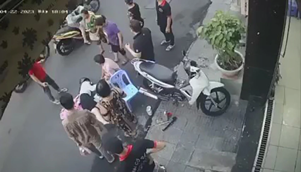 Người dân phát hiện chạy ra kiểm tra, sơ cứu cho cô gái. Ảnh cắt từ clip