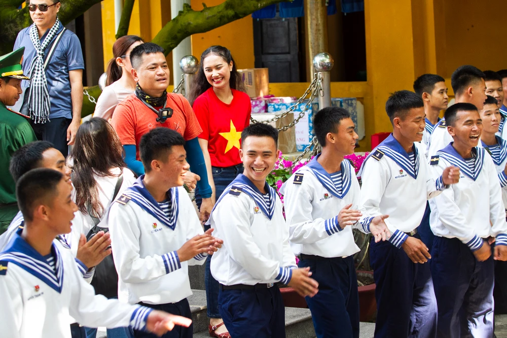 Những người lính trẻ vui vẻ tham gia các tiết mục văn nghệ trên đảo An Bang