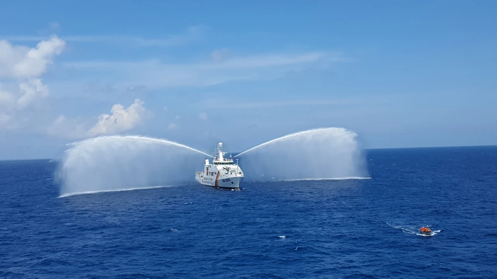 Đoàn công tác số 5 được tàu KN-290 đưa hơn 164 đại biểu TP.HCM ra Trường Sa trong chuyến hải trình kéo dài 6 ngày