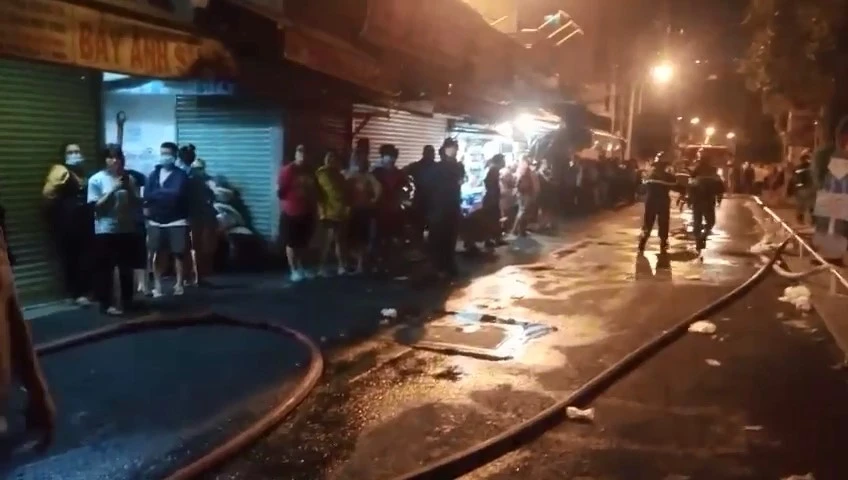 Vụ cháy khiến người dân khu vực náo loạn. Ảnh: CA