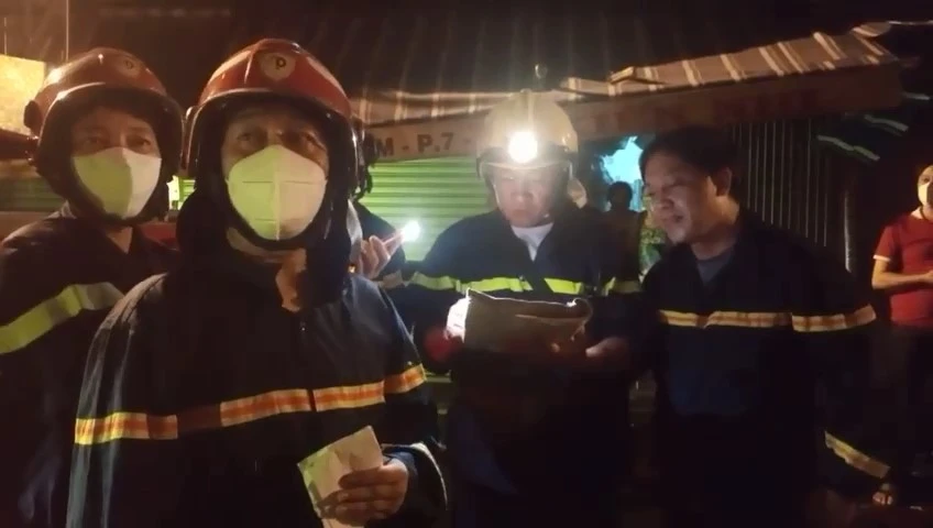 Đại tá Huỳnh Quang Tâm, Trưởng phòng PC07 cũng có mặt ở hiện trường chỉ đạo công tác chữa cháy. Ảnh: CA