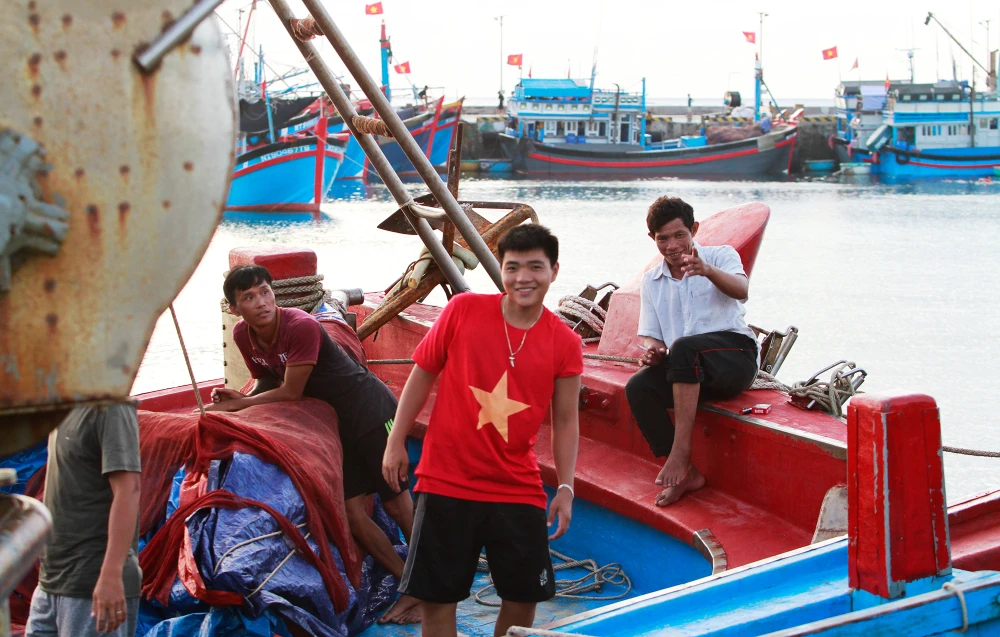 Tương tự, tại âu tàu trên đảo Trường Sa lớn cũng tập trung rất đông tàu cá của ngư dân vào neo đậu, tiếp thêm nhiên liệu để tiếp tục bám biển. Ảnh: NT