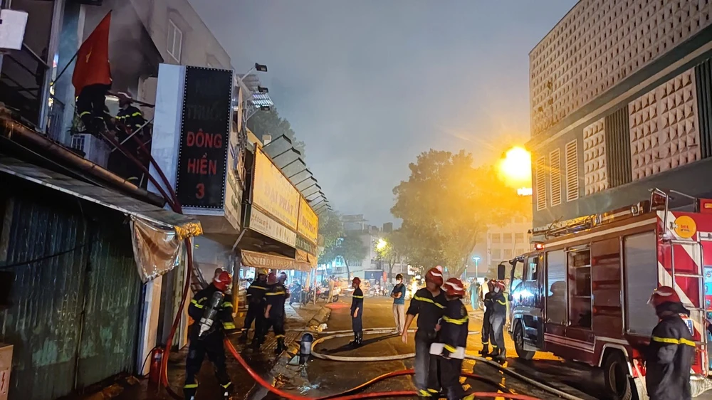 Cảnh sát PCCC và CNCH nhanh chóng có mặt ở hiện trường vụ cháy. Ảnh: HT Cảnh sát PCCC và CNCH nhanh chóng có mặt ở hiện trường vụ cháy. Ảnh: HT
