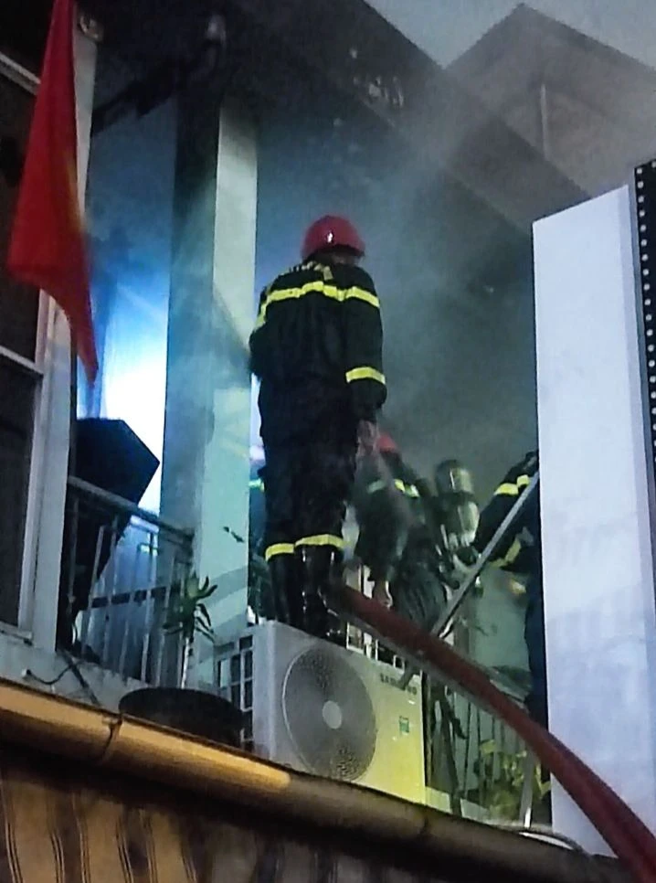 Cảnh sát tiếp cận, khống chế đám cháy trong ít phút. Ảnh: HT Cảnh sát tiếp cận, khống chế đám cháy trong ít phút. Ảnh: HT