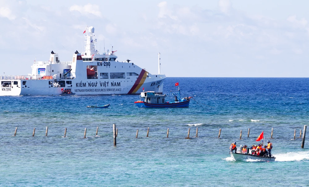 Trên các đảo thuộc quần đảo Trường Sa có lực lượng Hải quân Nhân dân Việt Nam làm việc, đóng quân thì ngư dân Việt Nam vươn khơi, bám biển đều được hỗ trợ một cách tốt nhất về mọi mặt. Ảnh: NT