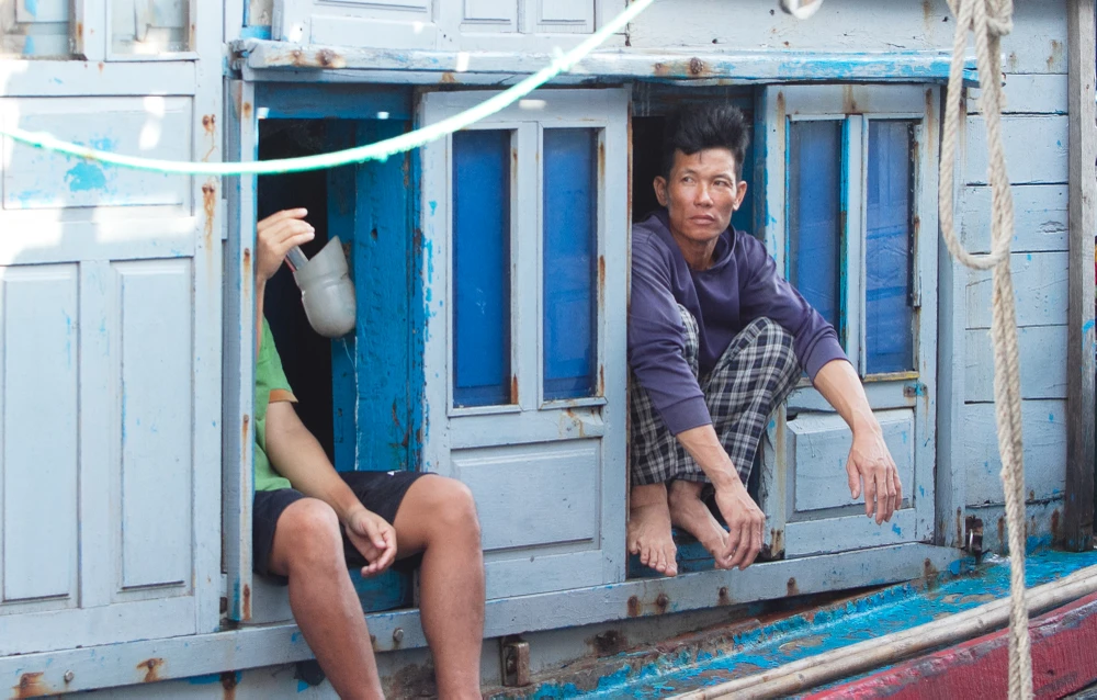 Theo ngư dân, việc vươn khơi bám biển trước đây gặp không ít khó khăn vì hải trình xa xôi, tốn kém chi phí trong khi tiềm ẩn nhiều bất trắc. Ảnh: NT