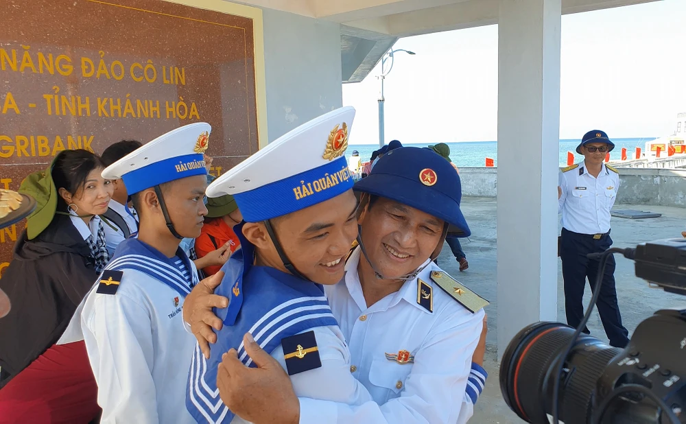 Chuẩn Đô đốc Ngô Văn Thuân, Chính ủy Vùng 4 Hải Quân, hỏi thăm, động viên những người lính trẻ trên đảo Cô Lin, ngày 22-4. Ảnh: NT