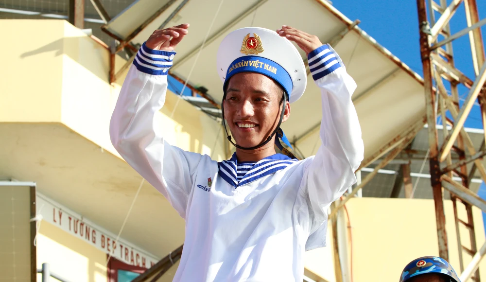 Chiến sĩ Nguyễn Tất Thành Đạt, quê TP.HCM gửi tình cảm qua lời chào khi Đoàn công tác rời đảo Đá Đông. Ảnh: NT