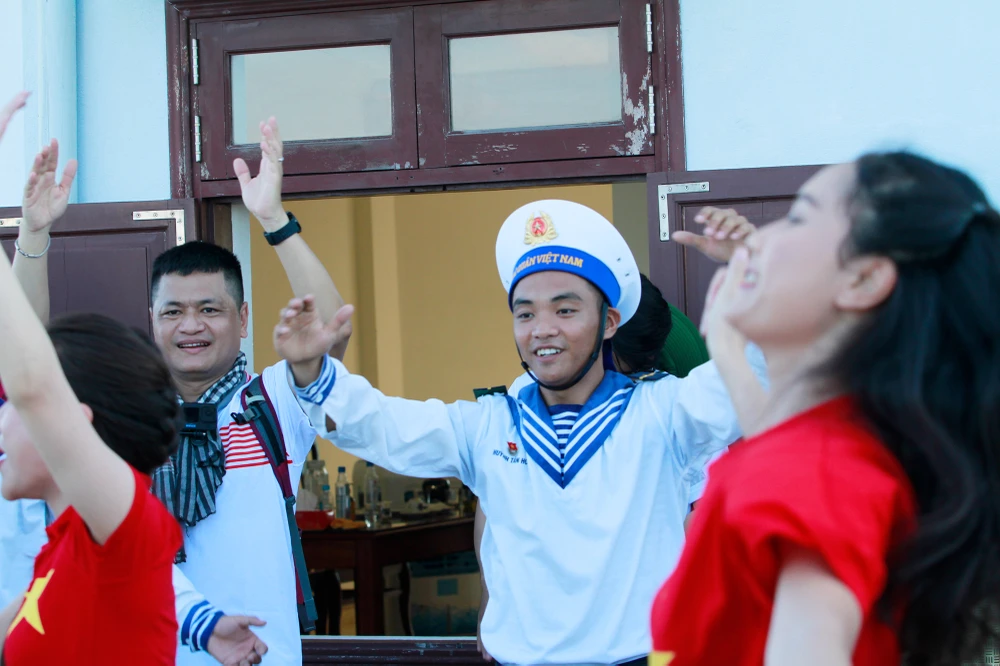 Trung tướng Nguyễn Văn Bổng, Chính ủy Quân chủng Hải quân đề nghị lực lượng trên các đảo phải noi theo những tấm gương anh hùng của các thế hệ cha anh đi trước, kiên quyết kiên trì bảo vệ vững chắc chủ quyền thiêng liêng tổ quốc bên cạnh đó là rèn luyện sức lực, trí tuệ... Ảnh: NT