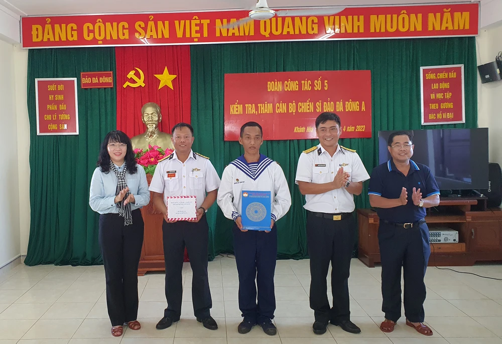 Đoàn Công tác đã thăm, tặng quà các lực lượng trên đảo Cô Lin và những người lính sinh sống tại TP.HCM hiện đang làm nhiệm vụ tại đây. Ảnh: NT