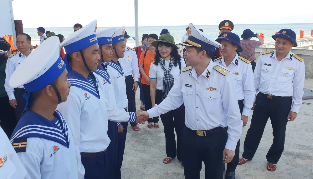 Đoàn công tác do trung tướng Ngô Văn Bổng, Chính ủy Quân chủng Hải quân, làm trưởng đoàn tới thăm các đảo thuộc quần đảo Trường Sa trong chuyến hải trình từ 20 đến 26-4. Ảnh: NT