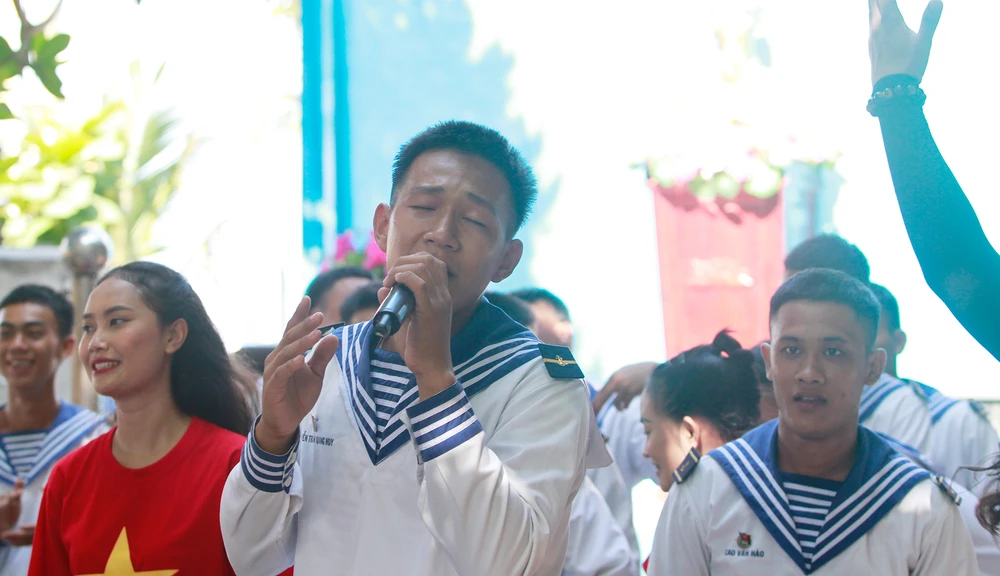 Nhiều người rất tự tin biểu diễn các ca khúc sôi động cùng các thành viên của Đoàn công tác. Ảnh: NT