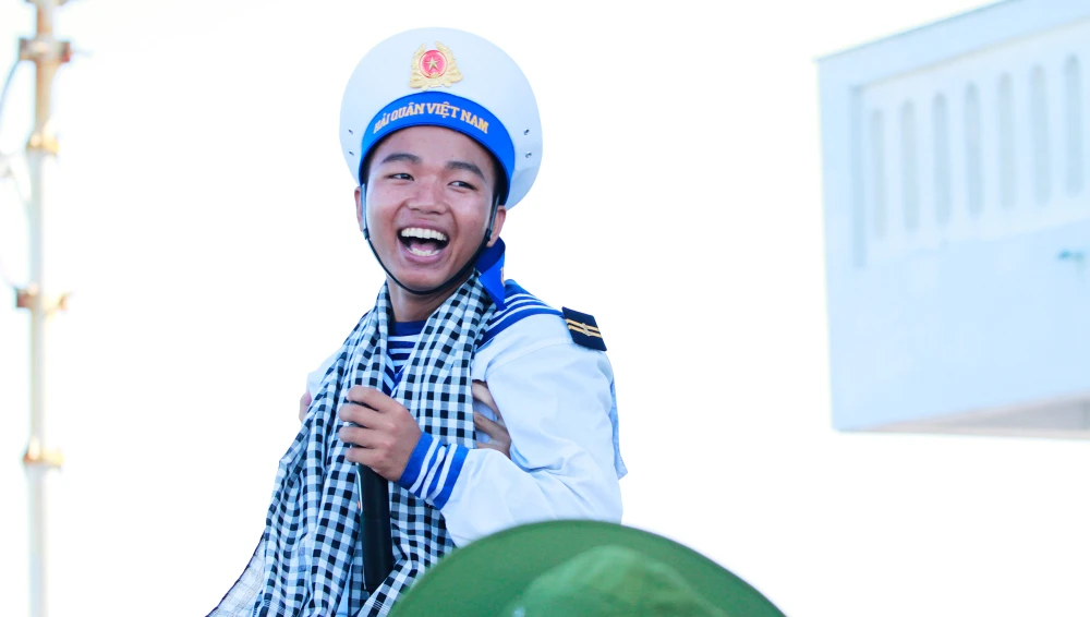 Các chiến sĩ trẻ tham gia các tiết mục văn nghệ trên đảo Cô Lin, ngày 22-4. Ảnh: NT