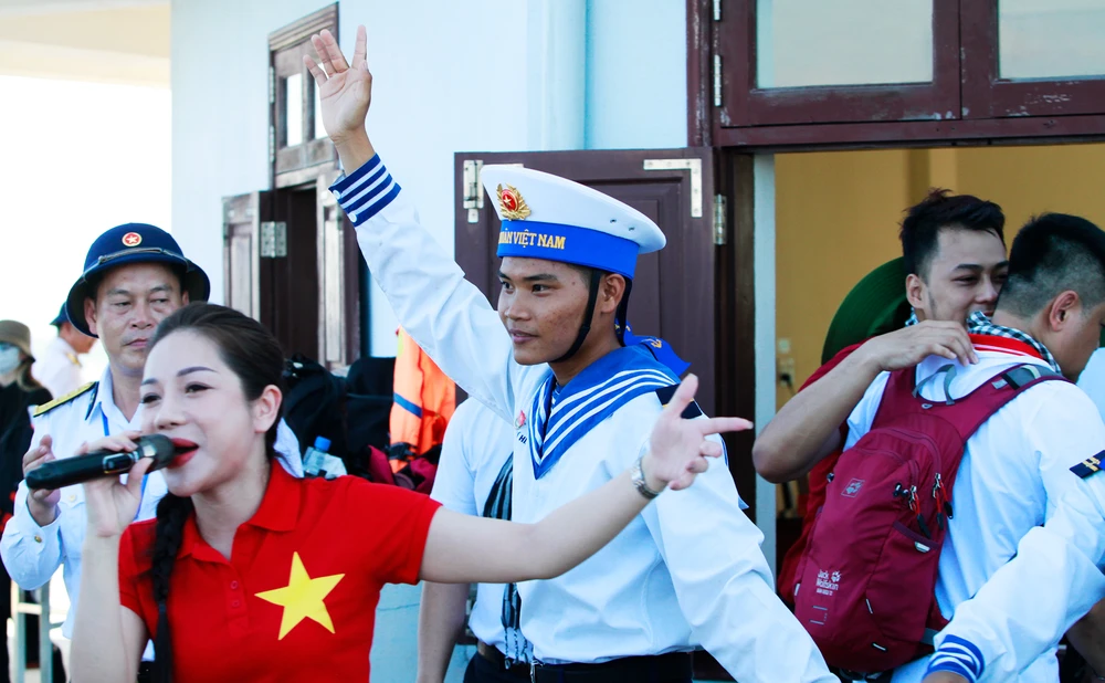 Hạ sĩ Trần Hồng Sơn, nhân viên quản lý ở đảo Cô Lin cho biết, khi nhận được giấy báo trúng tuyển thì cảm thấy vui vinh dự khi được ra Trường Sa làm nhiệm vụ. Ảnh: NT