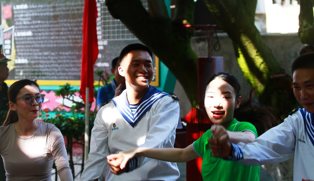 Những người lính trẻ nhiệt tình tham gia các tiết mục văn nghệ trên đảo An Bang. Ảnh: NT