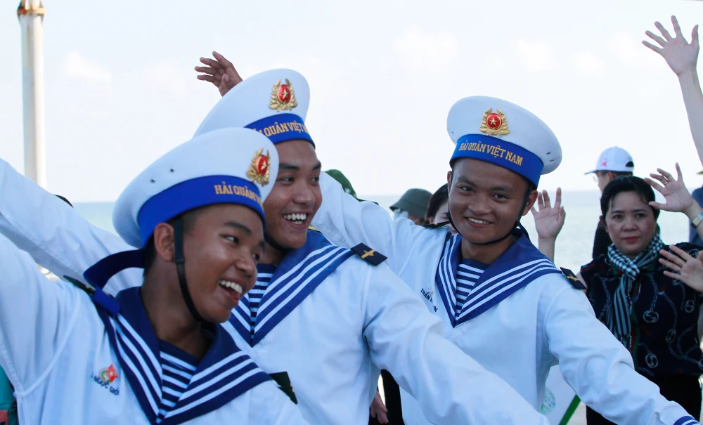 Những người lính đều cho biết, việc được ra đảo làm nhiệm vụ thiêng liêng là bảo vệ chủ quyền biển đảo của Tổ quốc đều khiến họ trưởng thành hơn trong cả suy nghĩ, hành động. Ảnh: NT