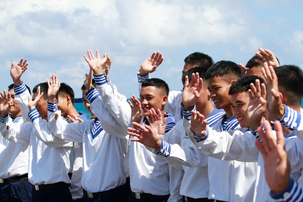 Những người lính trẻ lưu luyến tiễn Đoàn công tác rời đảo Đá Đông A, ngày 23-4. Ảnh: NT