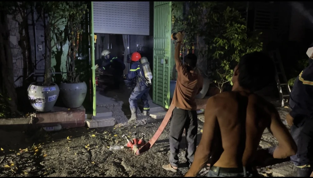 Lực lượng tại chỗ sau đó tìm cách dập lửa, đưa cụ bà 80 tuổi bên trong thoát ra ngoài. Ảnh: HT Lực lượng tại chỗ sau đó tìm cách dập lửa, đưa cụ bà 80 tuổi bên trong thoát ra ngoài. Ảnh: HT