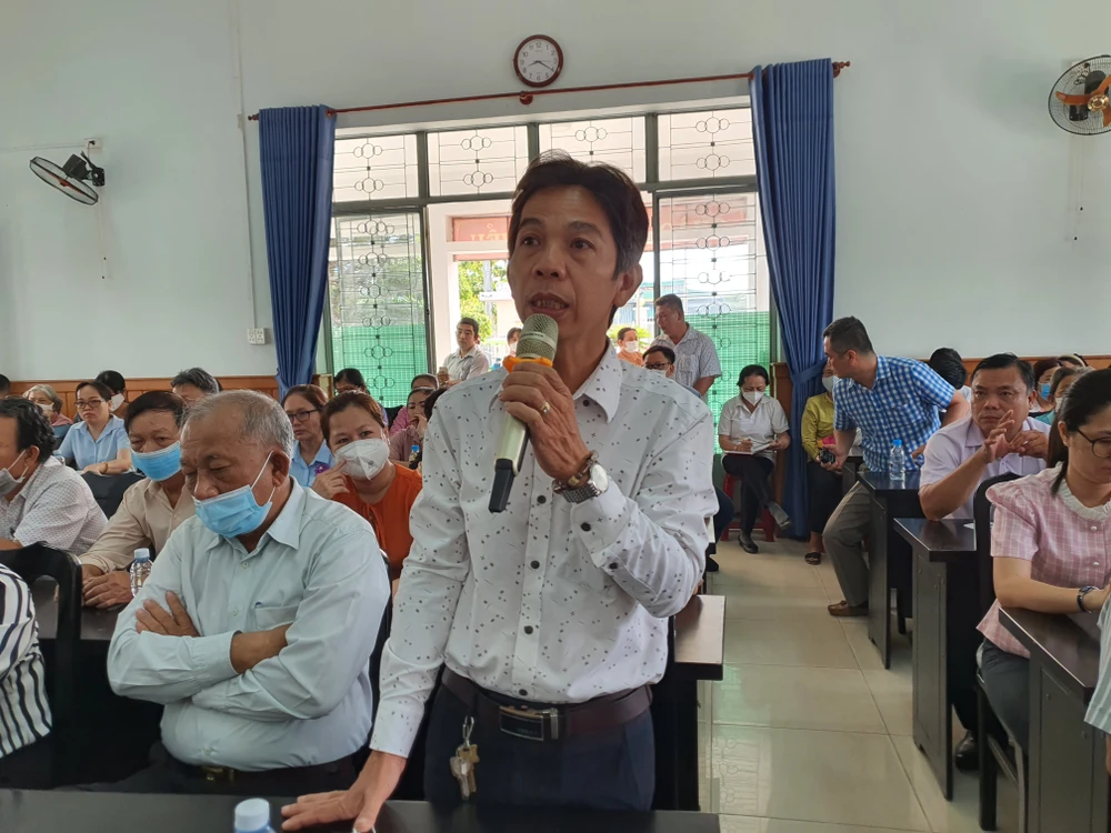 Cử tri ở huyện Hóc Môn nêu ý kiến tại buổi tiếp xúc. Ảnh: NT