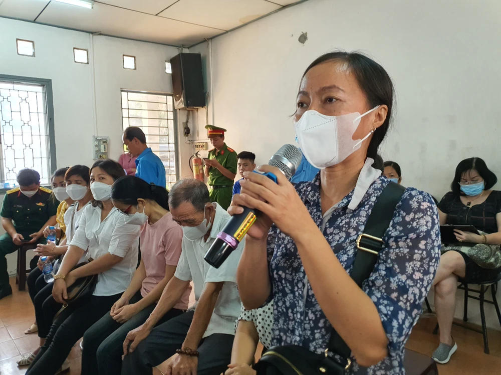 Cử tri nêu ý kiến tại buổi tiếp xúc. Ảnh: NT