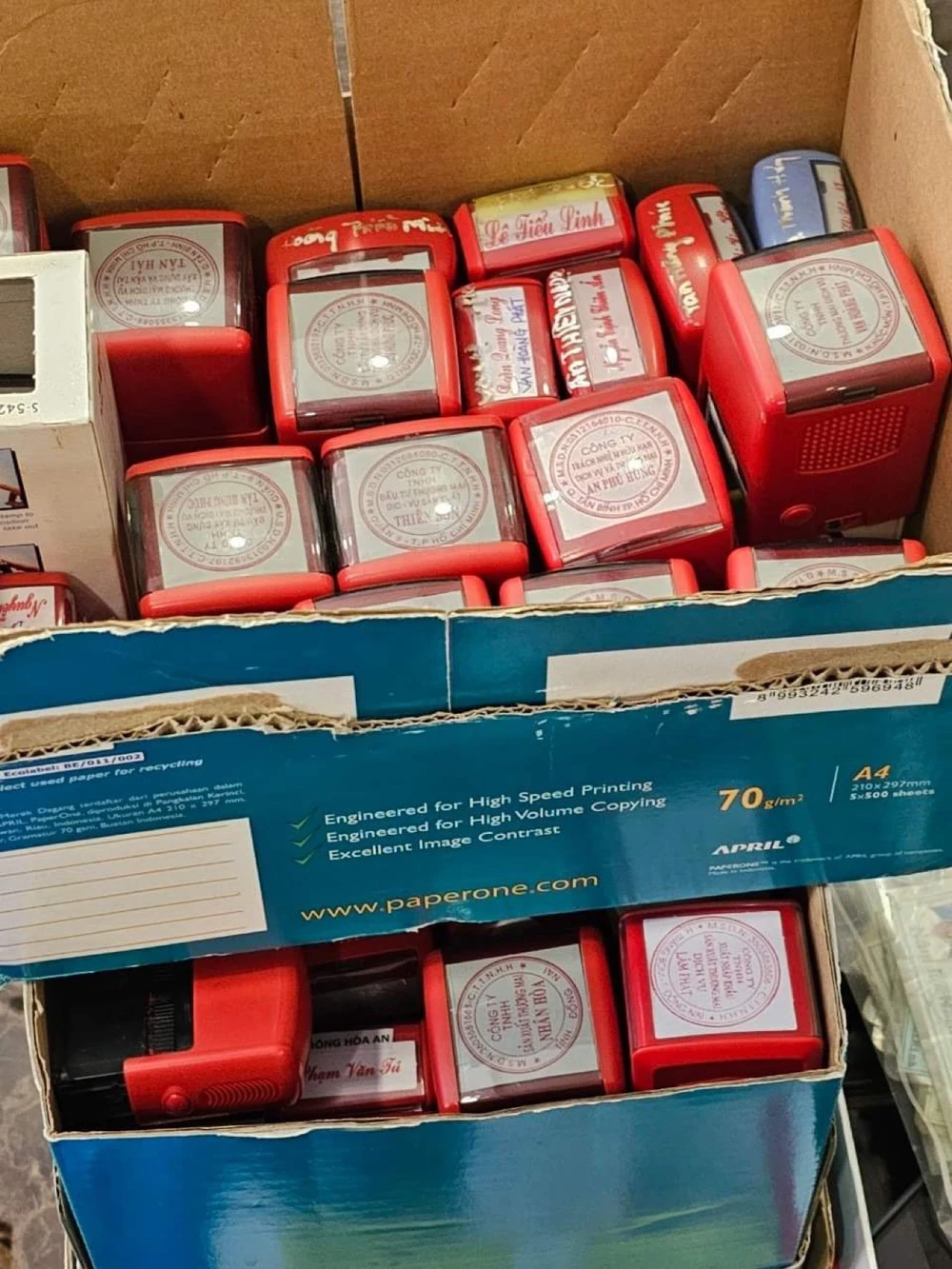 Trong số này có nhiều con dấu, tài liệu... liên quan đến hàng chục công ty "ma"