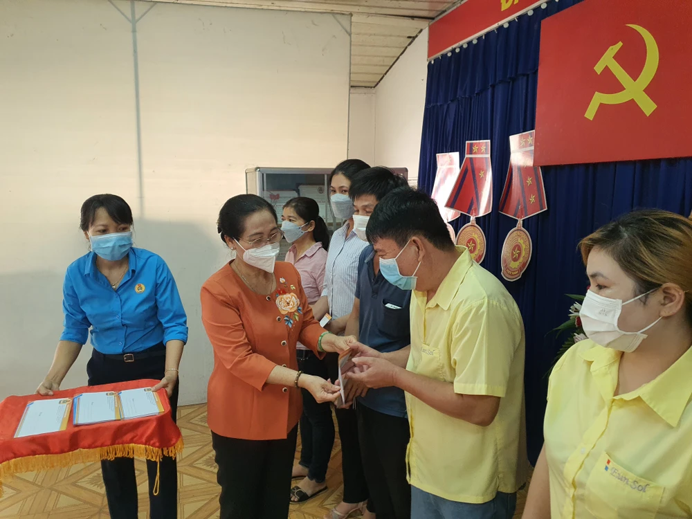 Bà Nguyễn Thị Lệ, Chủ tịch HĐND TP.HCM trao quà cho các công nhân trong buổi tiếp xúc. Ảnh: NT